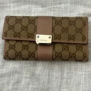 Nice original Gucci wallet I. Great Condition